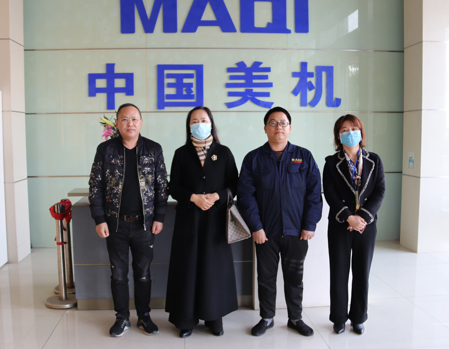 温岭市红十字会赵玲副会长、“春桂•爱相髓”基金黄杏云一行慰问网赌十大正规网址爱心员工韩永林 发布者：  发布时间：2021-01-30