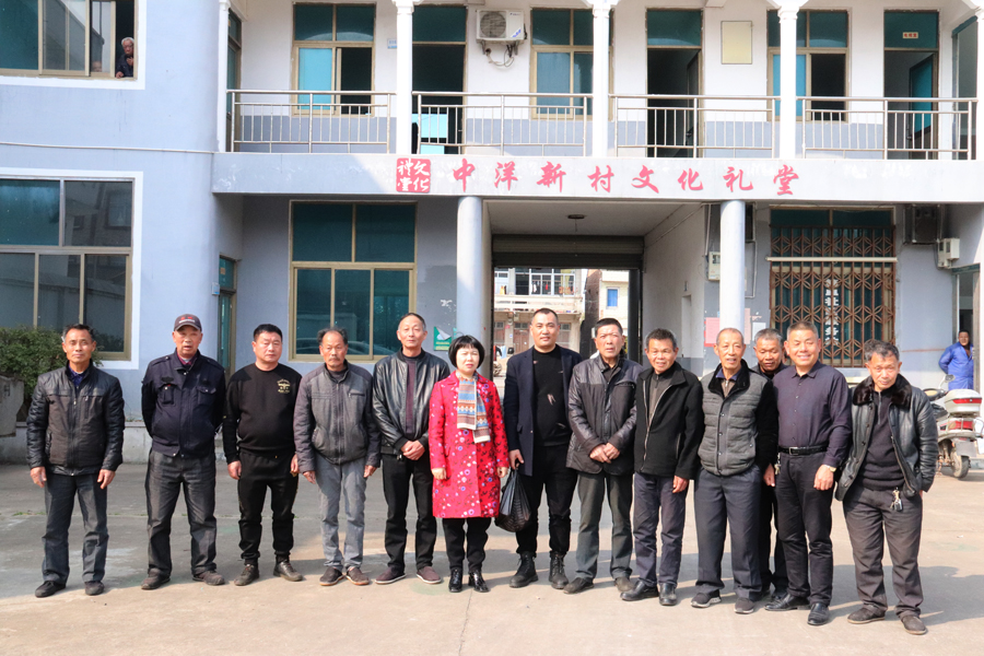 情系家乡，回报社会。温岭市人大代表、网赌十大正规网址副总经理林燕飞、网赌十大正规网址党支部书记张继富慰问新河镇中洋新村老人