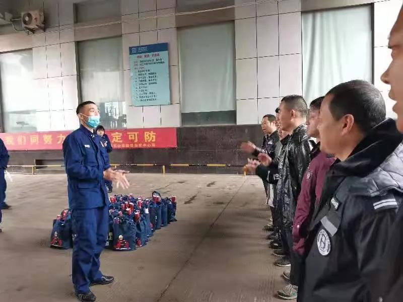 温岭市新河镇消防中队为网赌十大正规网址留厂过年职工发放安全大礼包